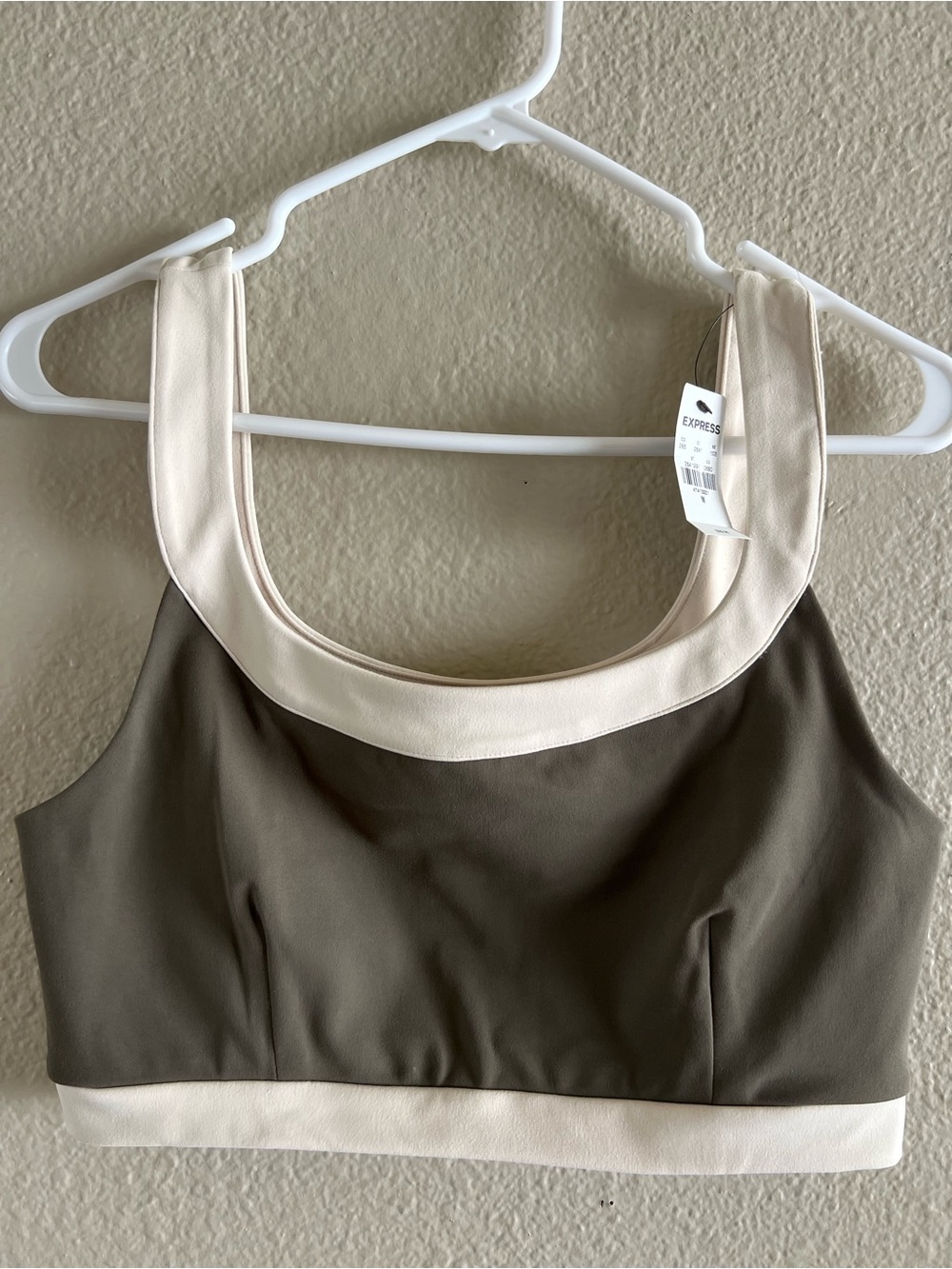 EXPRESS Colorblock Scoop Neck Sports Bra / Crop Top – Olive & Cream – Size M